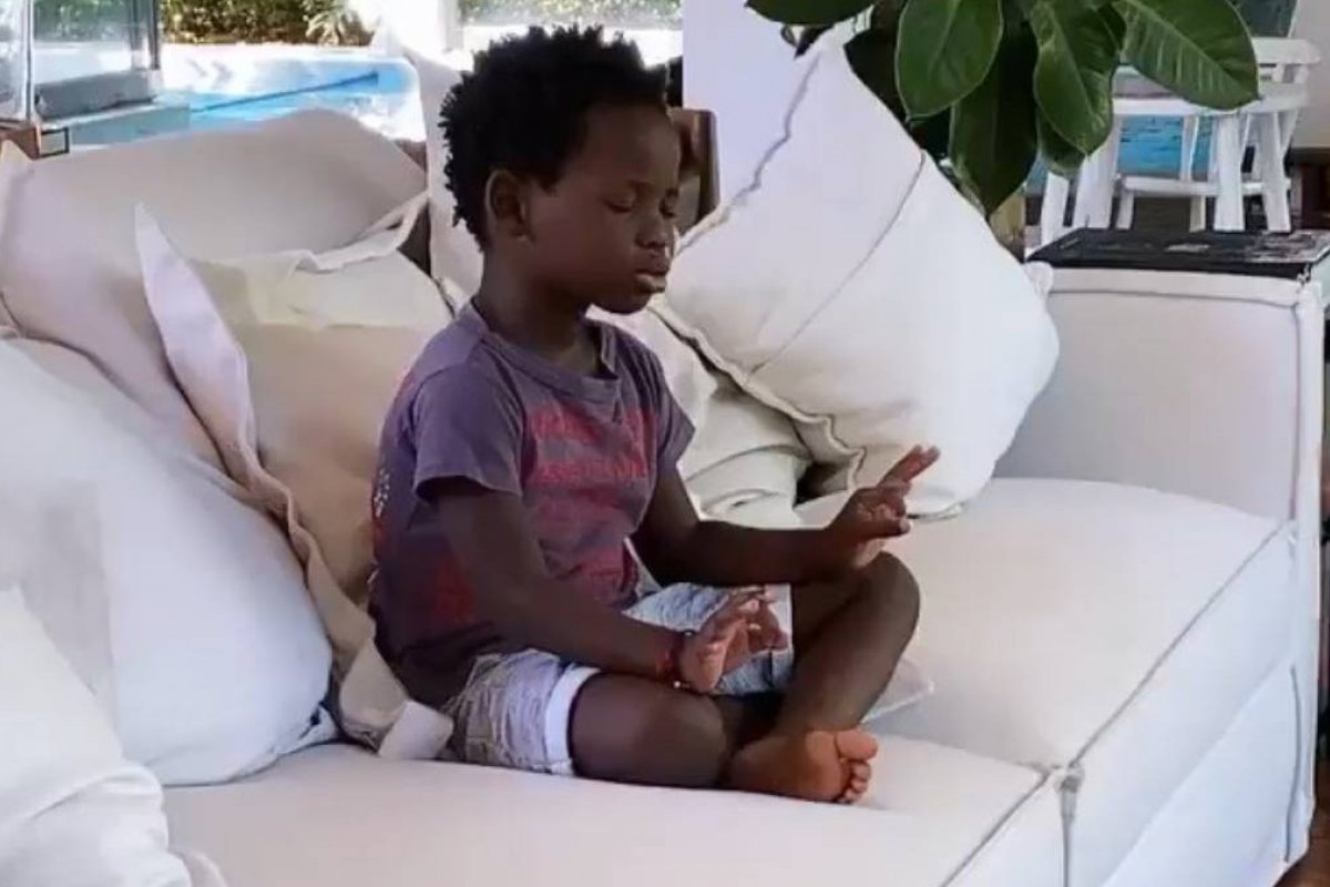 Gio Ewbank registra momento de meditação do filho Bless: “Para não ficar triste, nem bravo”