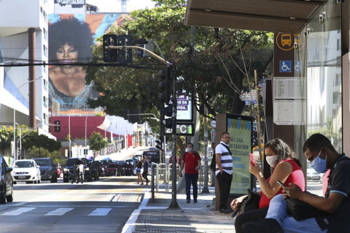 Isolamento social contribuiu para redução da metade das transmissões pela covid-19 no Brasil, revela estudo