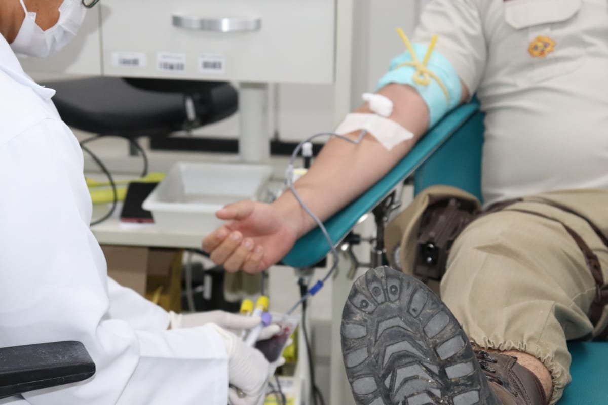 Policiais doam sangue para ajudar a abastecer o estoque da Hemoba