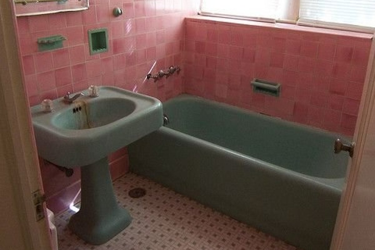 Estilo retrô: Azulejos e louças coloridas no banheiro voltam a fazer sucesso