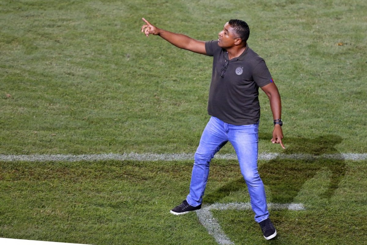 Roger Machado diz que ausência de torcida ajuda na comunicação com os jogadores