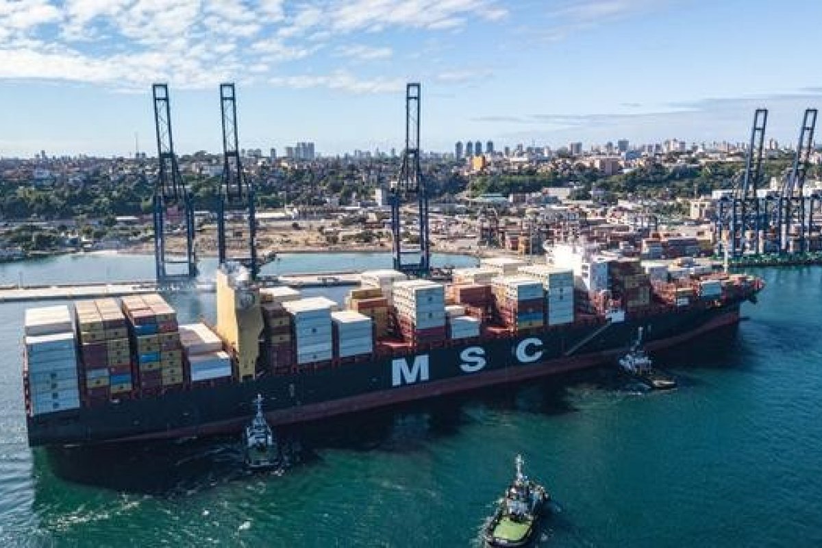 Maior navio porta-contêiner em operação no Brasil atraca no Porto de Salvador