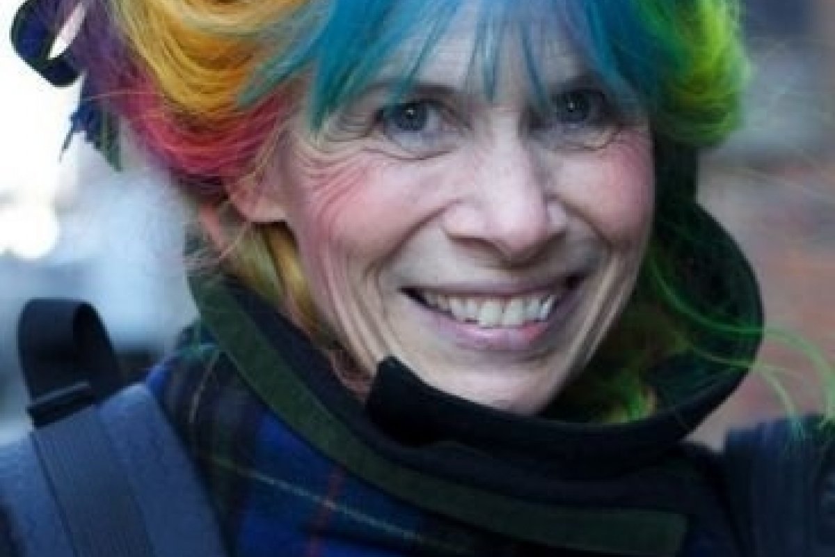 10 mulheres que provam que não tem idade para apostar no cabelo colorido!