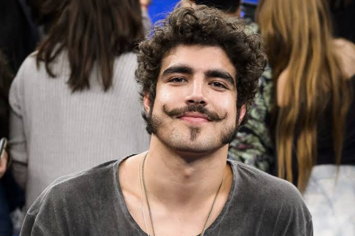 Caio Castro aproveita a quarentena para se aperfeiçoar no estudo de Libras