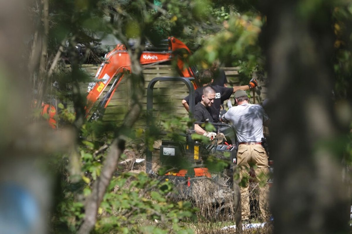 Caso Madeleine: investigadores cavam buraco no quintal da casa do principal suspeito do crime na Alemanha