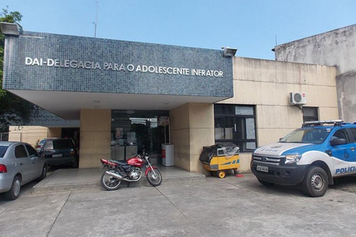 Polícia apreende adolescente com revólver 38 no bairro do Lobato 