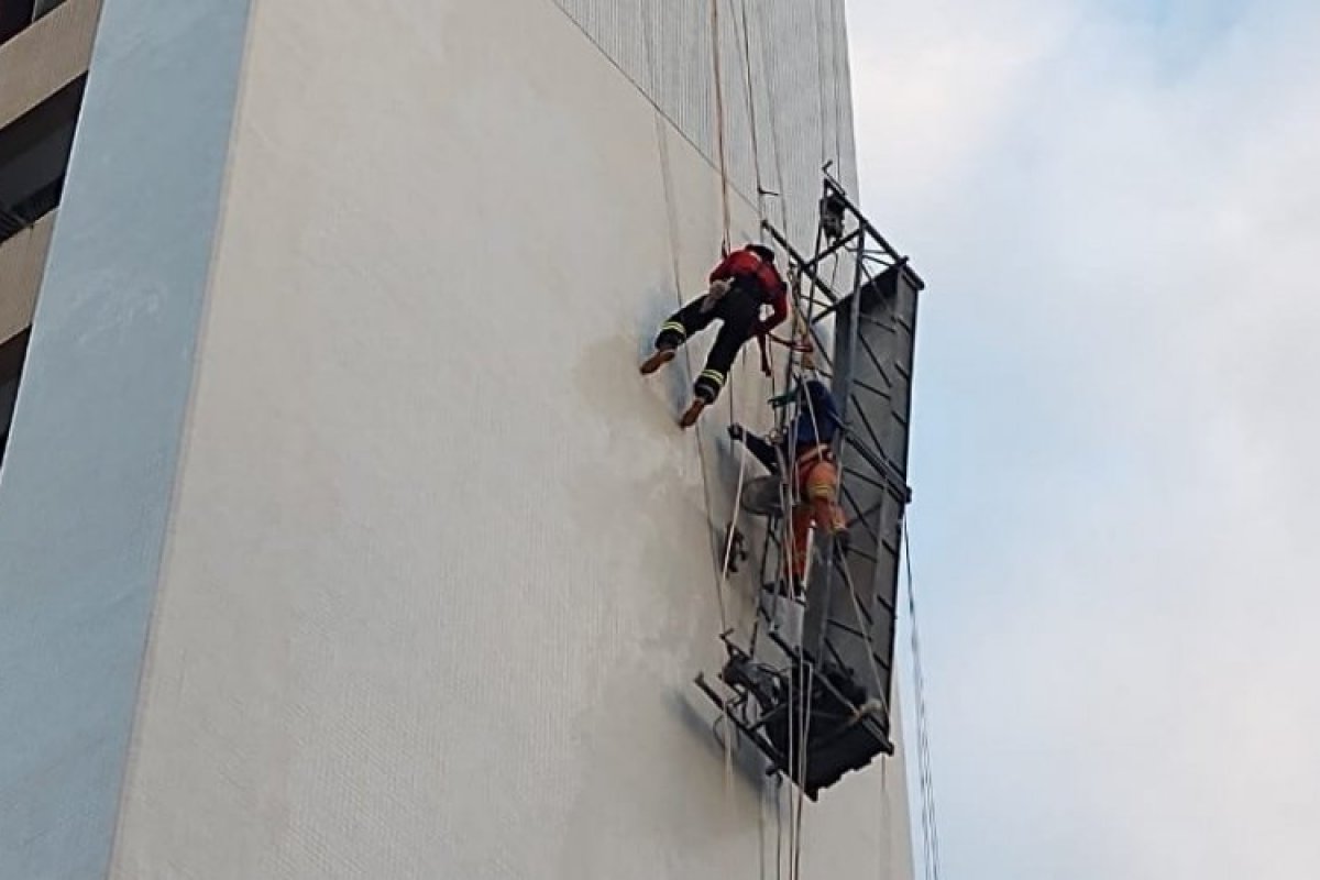 Veja vídeo: Operário cai e outro fica pendurado após andaime ceder em bairro de Salvador