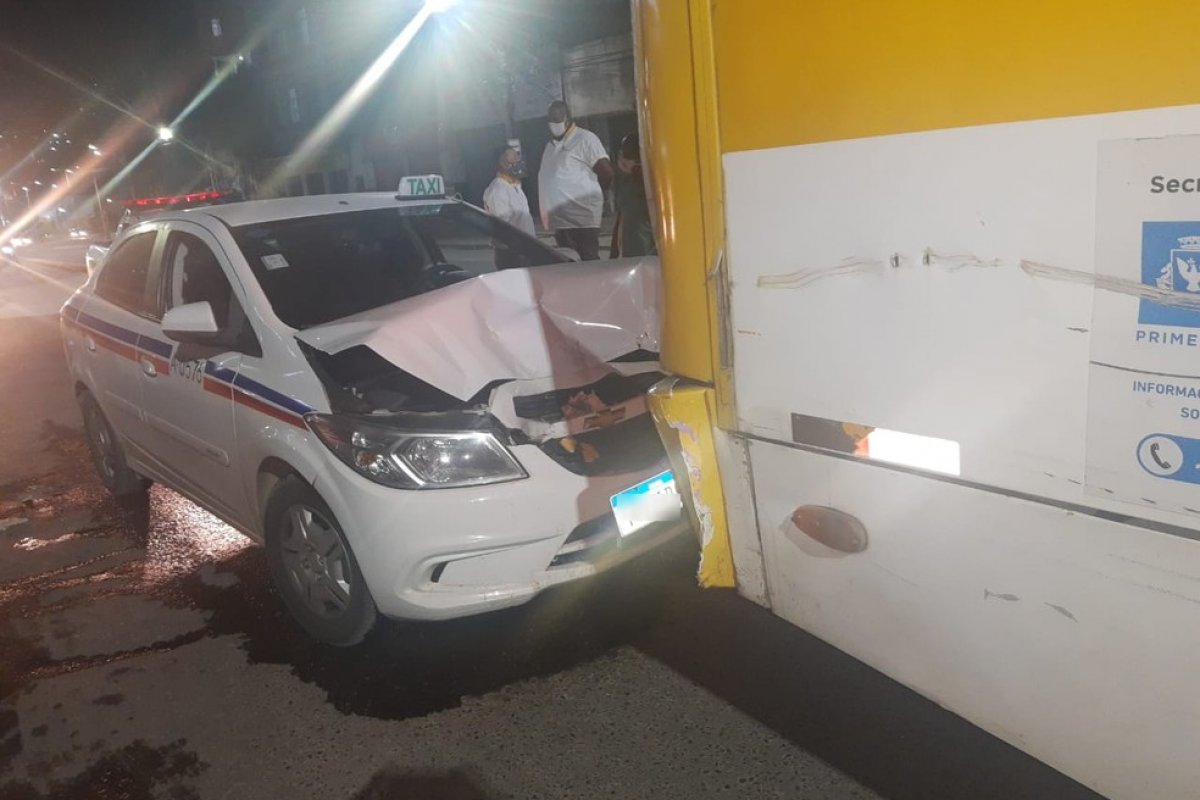 Suspeitos de roubar táxi se envolvem em acidente com ônibus em Salvador