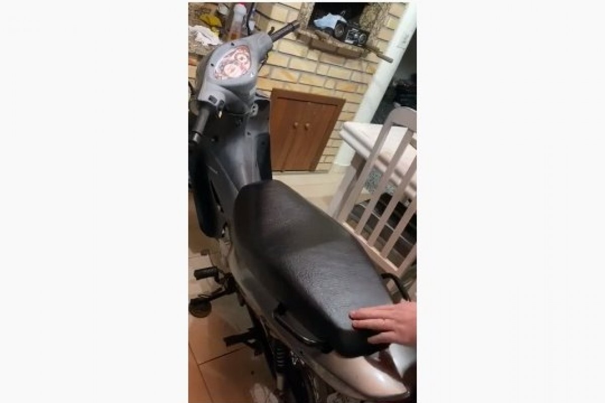 Veja vídeo: Motociclista revela técnica usada por ladrões para roubar os pertences guardados no banco da moto