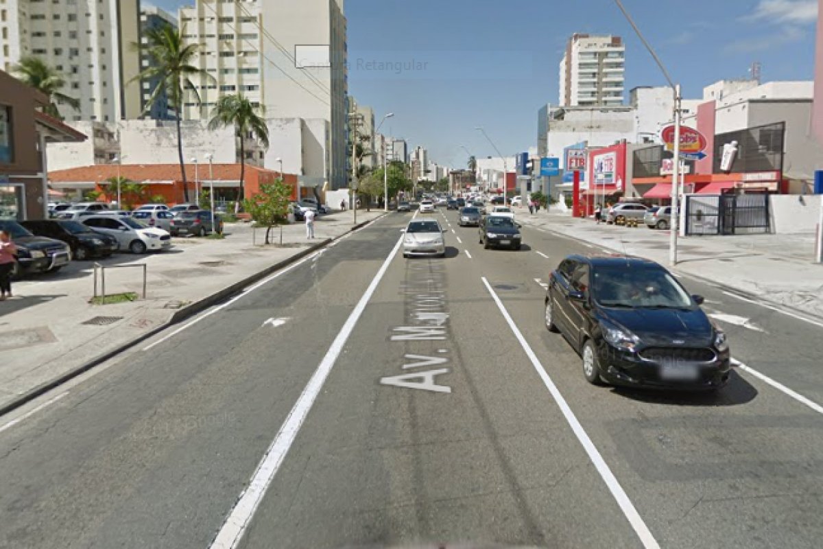 Moto colide com carro na Av. Manoel Dias da Silva, em Salvador