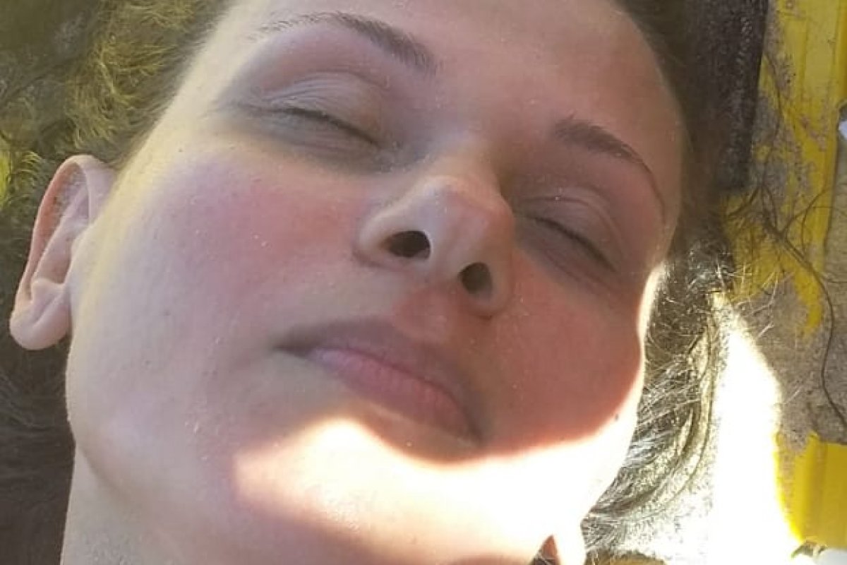 Populares socorrem mulher na praia da Pituba, em Salvador