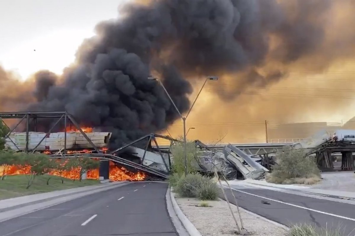 Descarrilamento de trem provoca incêndio e destrói parte de uma ponte nos EUA
