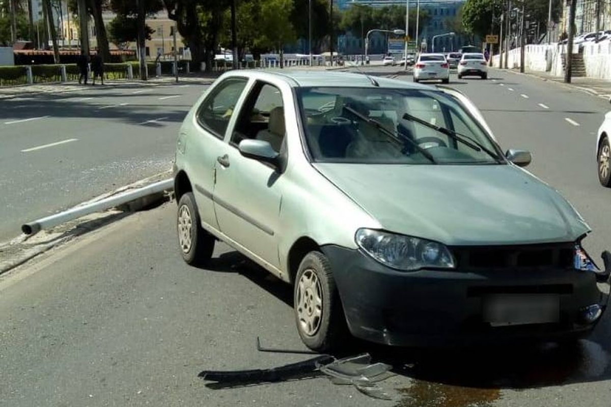 Carro bate e derruba poste na Avenida Contorno, em Salvador