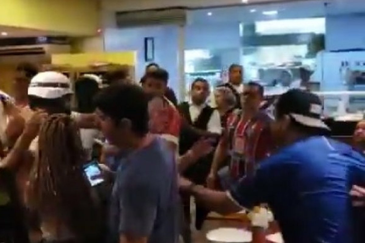Torcedores brigam após partida entre Bahia e Grêmio