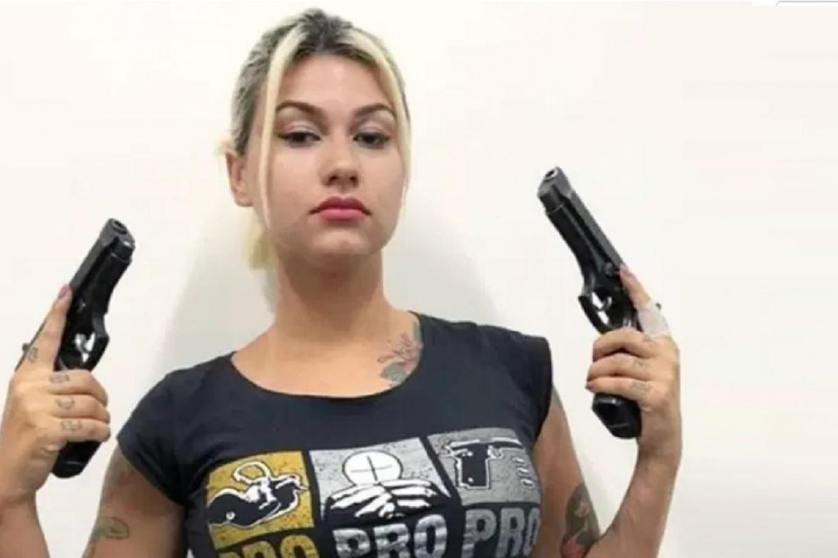 Nome de Sara Winter aparece como "aprovada" para o auxílio emergencial