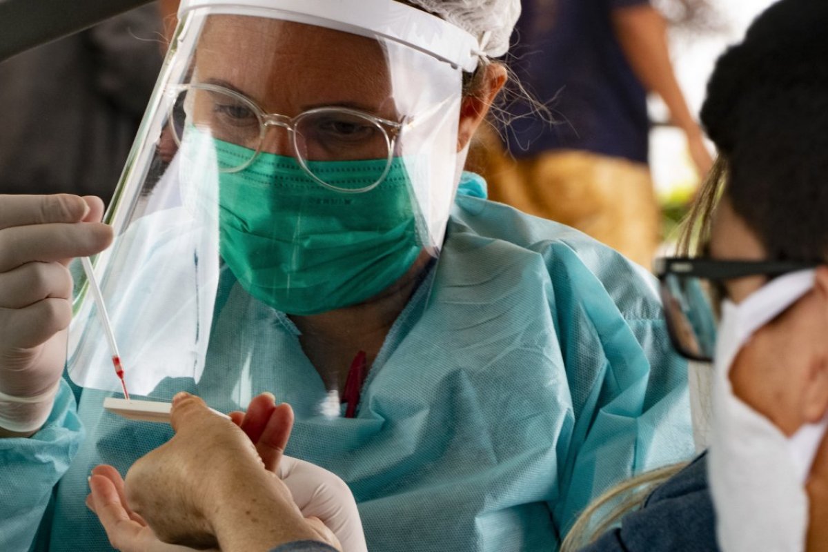 Covid-19: aumento de infecções entre jovens pode ter provocado novo pico de casos na Europa