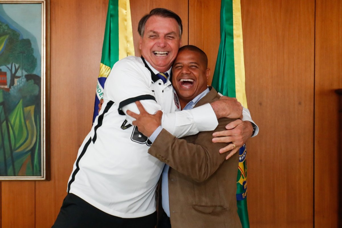 Bolsonaro aparece com camisa do Corinthians ao lado de Marcelinho Carioca
