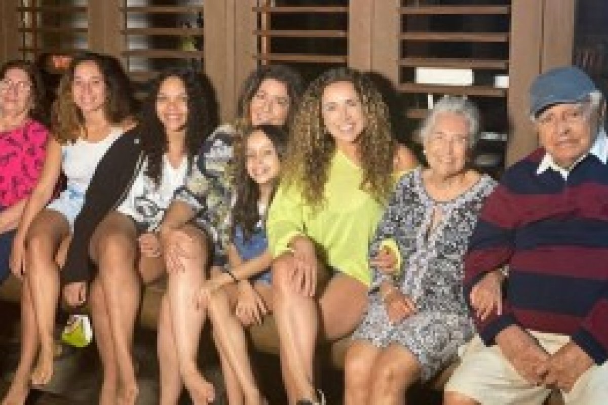 Daniela Mercury comemora aniversário em família