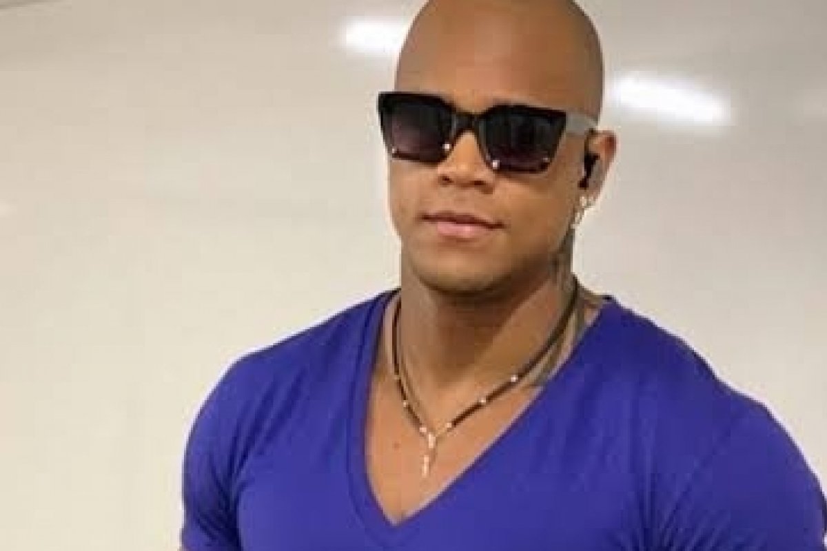 Leo Santana mostra caixas de  joias e relógios e web reage:"Desnecessário"