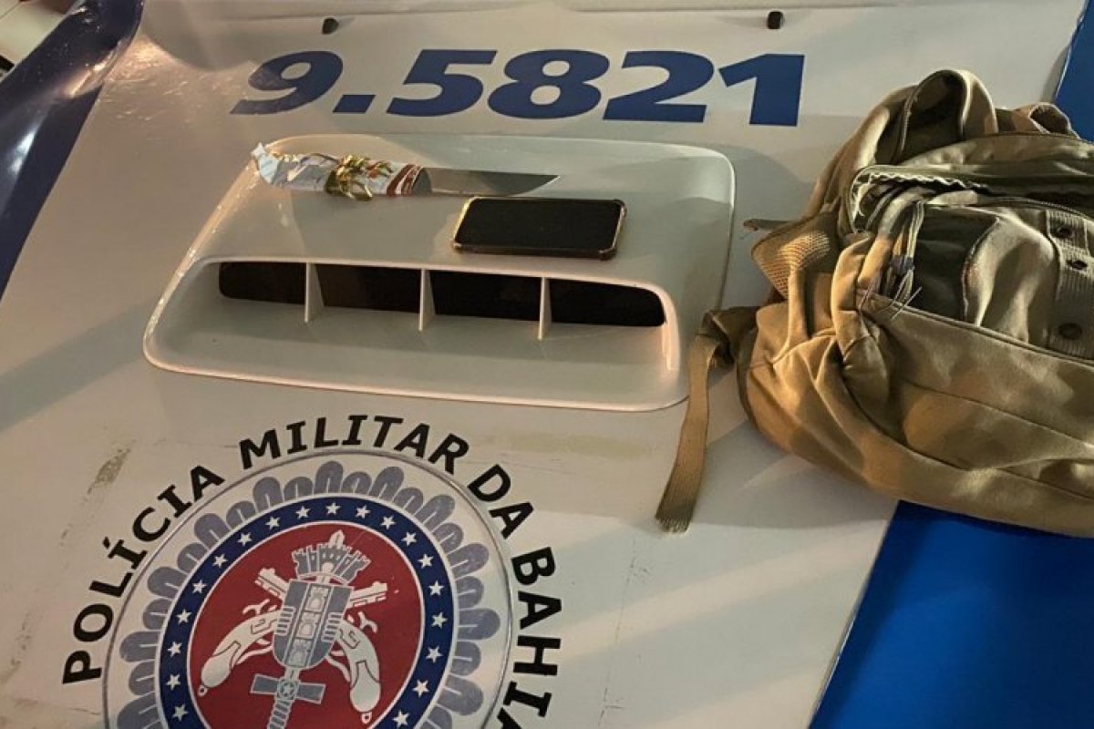 Homem é preso com peixeira após assaltar ônibus em Salvador