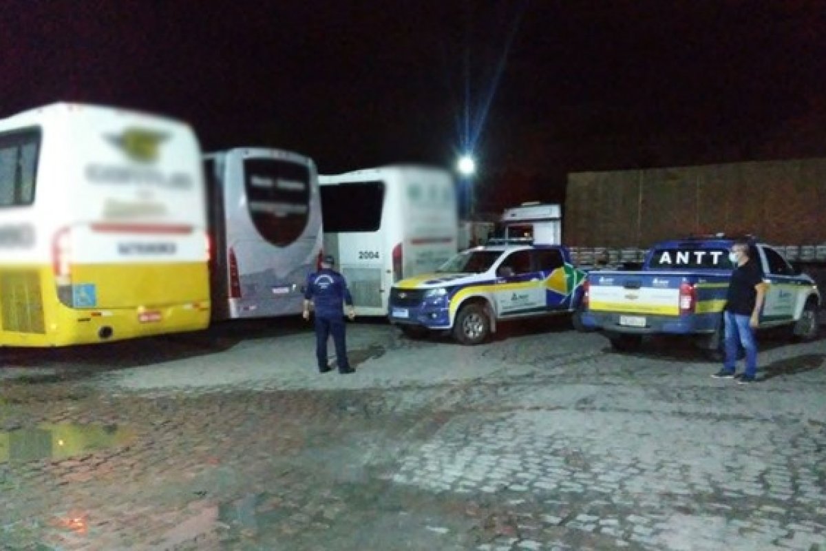ANTT e Agerba apreendem seis ônibus do transporte interestadual clandestino na Bahia