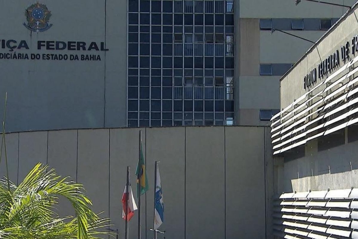 Servidores marcam protesto em frente ao prédio da Justiça Federal