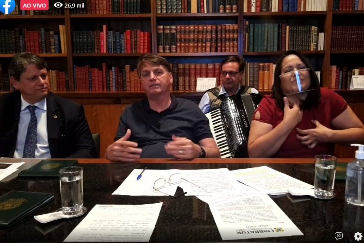 “Agradeço primeiro a Deus, depois o medicamento: a hidroxicloroquina", diz bolsonaro