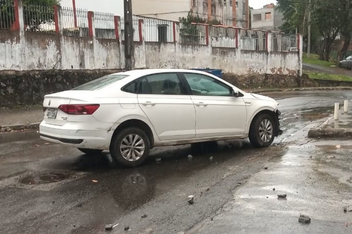 Carro colide com poste e causa interrupção de energia no bairro do Cabula IV