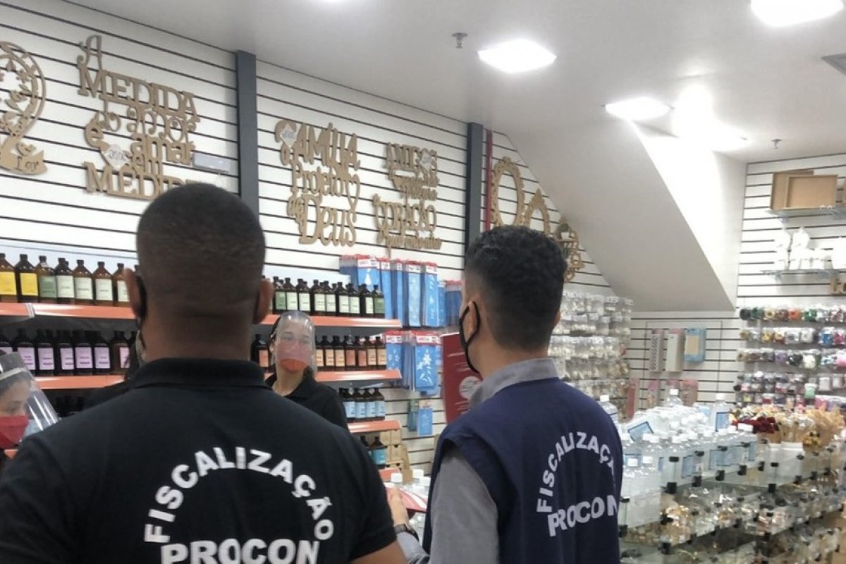 Estabelecimentos são fechados em Lauro de Freitas após reabrirem sem autorização