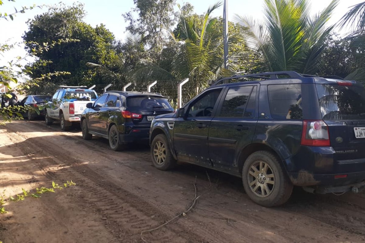 Polícia descobre depósito de carros roubados em Feira de Santana