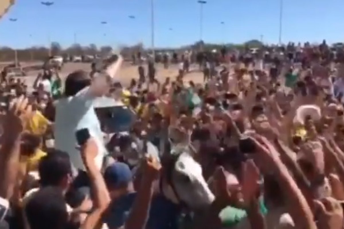 Assista: "Homem do povo", diz trecho de vídeo publicado por Bolsonaro em rede social