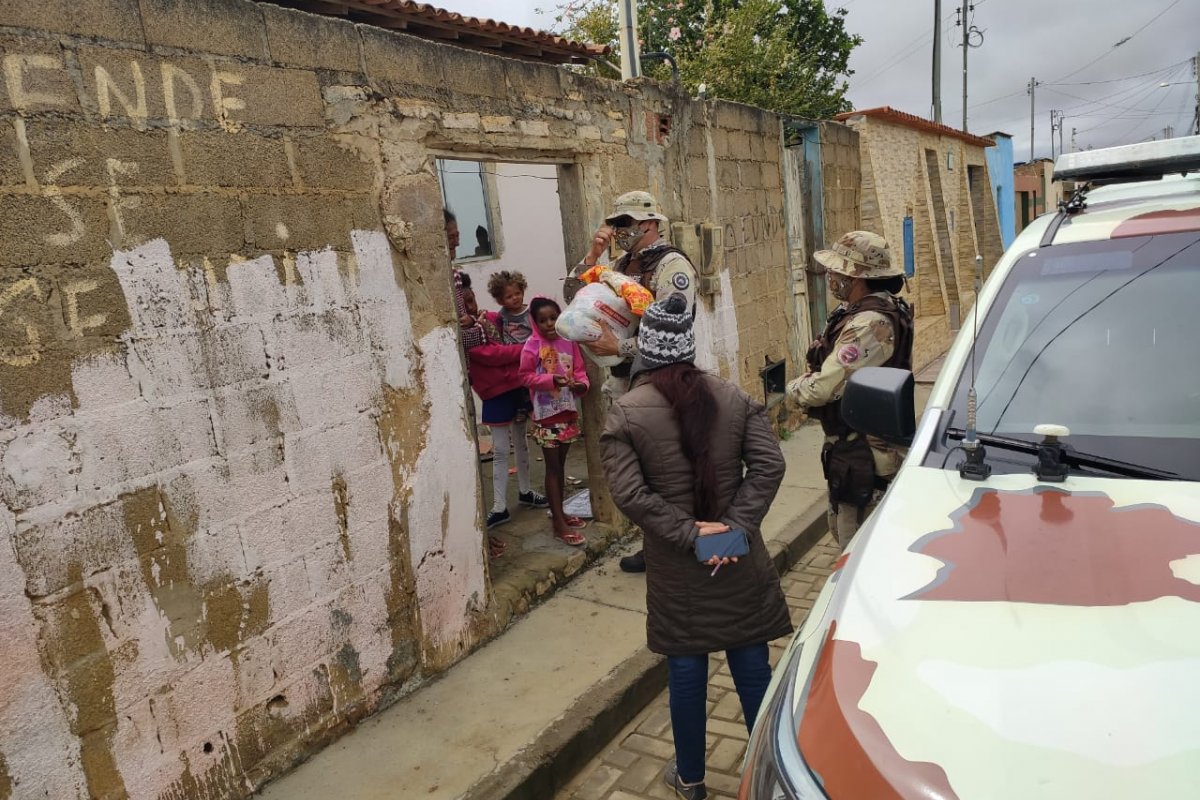 Cerca de 40 famílias recebem doações de cestas básicas em Vitória da Conquista
