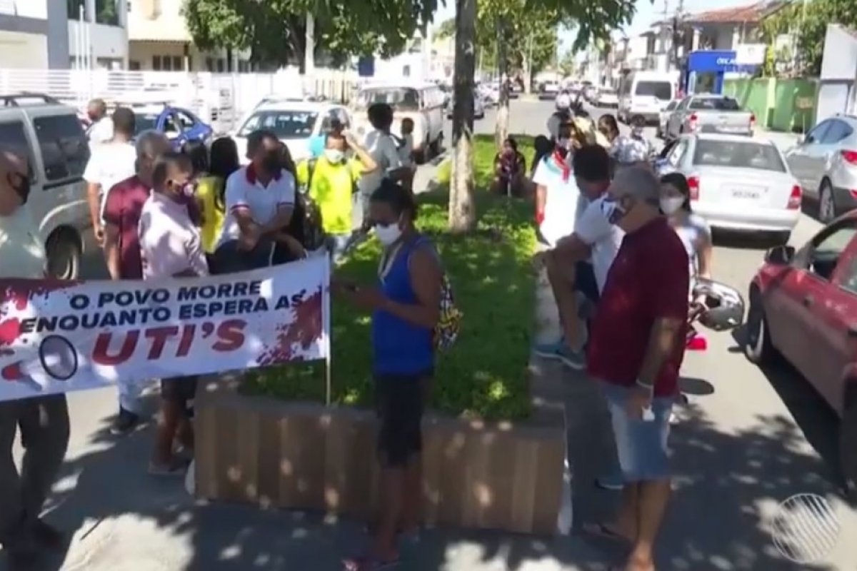 Trabalhadores do setor de turismo fazem protesto em Porto Seguro