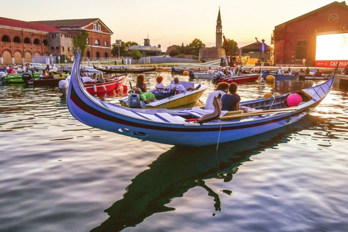 Veneza ganha cinema estilo drive-in em barcos