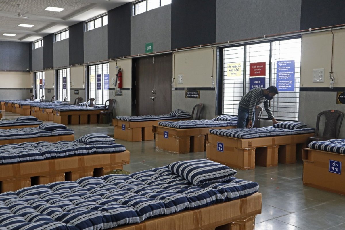 Covid-19: Empresário indiano converte escritório em ala hospitalar para tratar pacientes