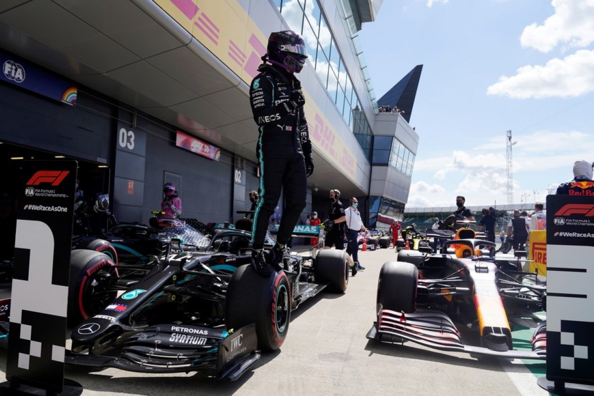 Lewis Hamilton larga na pole position no GP da Inglaterra