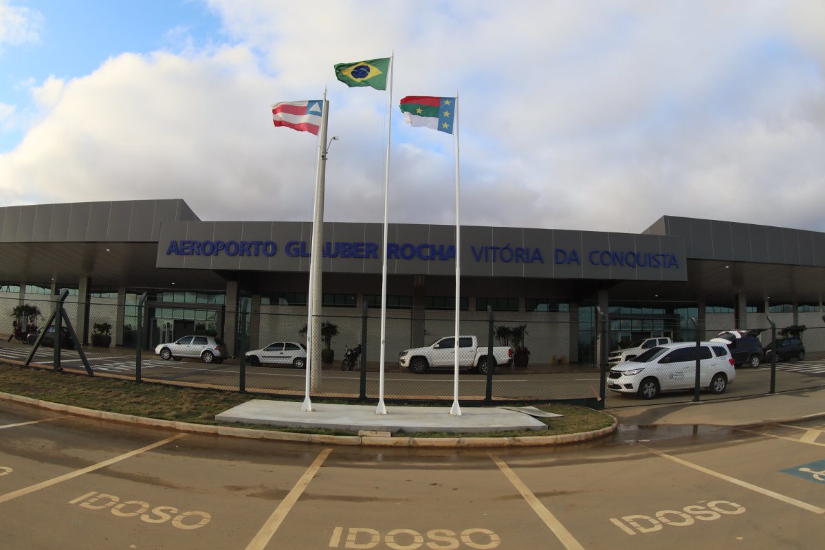 Rui Costa visita aeroporto em Conquista e diz que não há desconforto em receber cúpula do Governo Federal