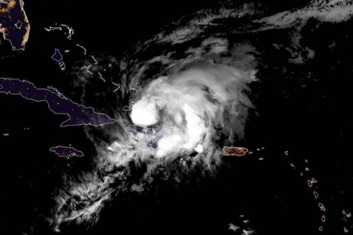 Furacão Isaías deve chegar ao estado da Flórida (EUA) neste domingo (2)
