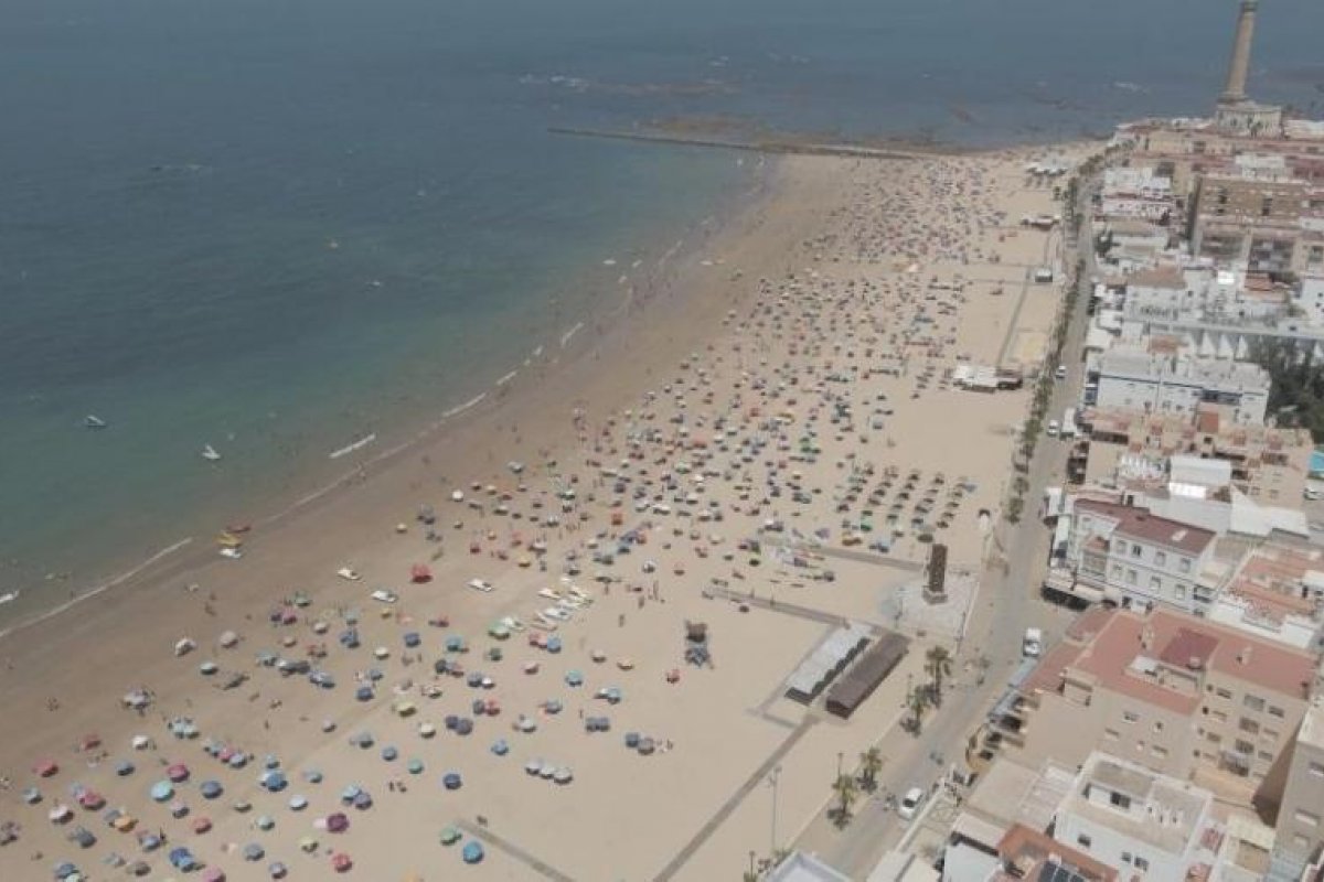 Covid-19: cidade espanhola comemora distanciamento social "exemplar" em praias