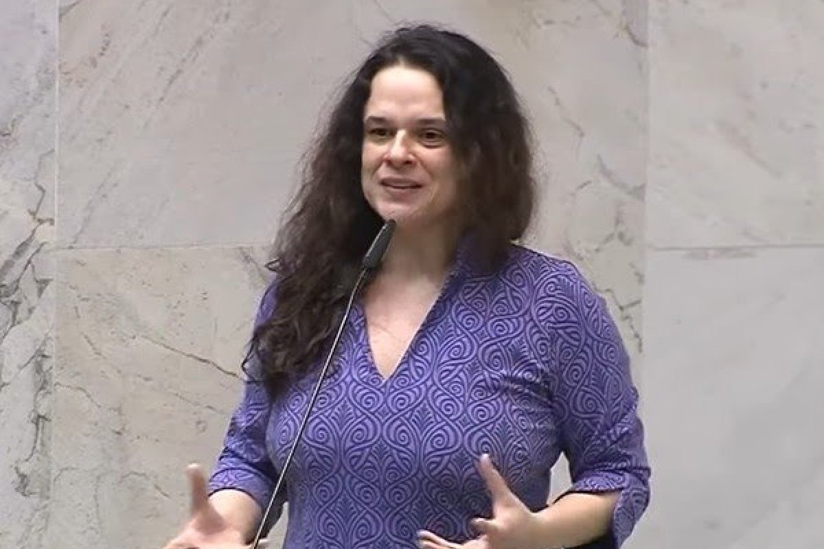 "Estão "criando" material para o TSE cassar Bolsonaro e Mourão" diz Janaina Paschoal em video