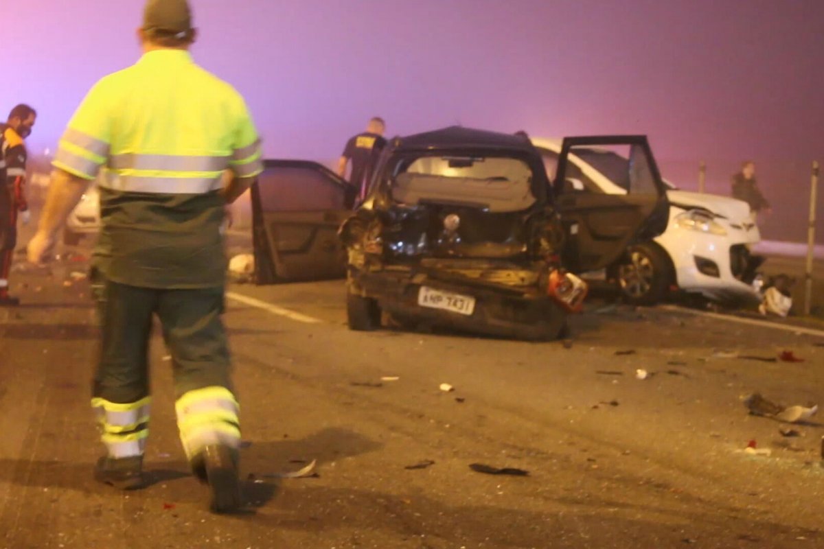 Engavetamento deixa 27 feridos e ao menos sete mortos na BR-227, no Paraná