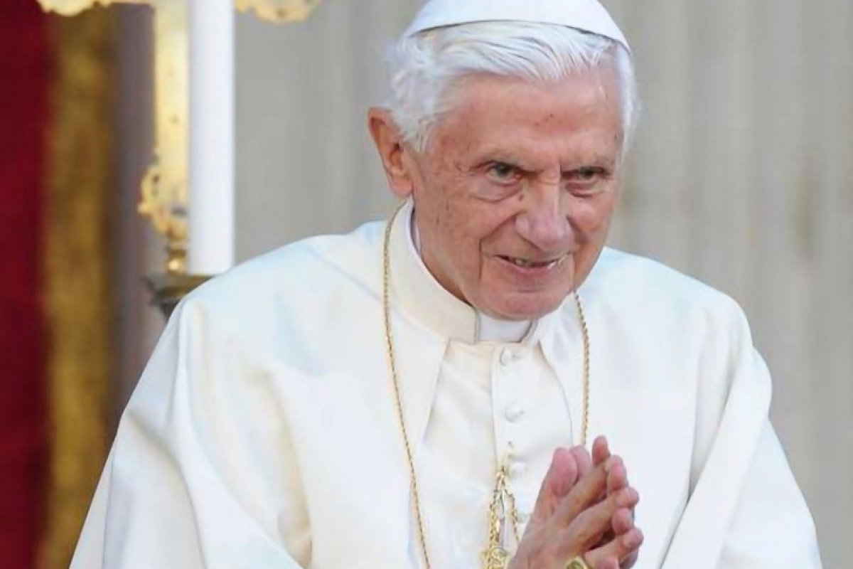 Jornal afirma que papa emérito Bento XVI está gravemente doente