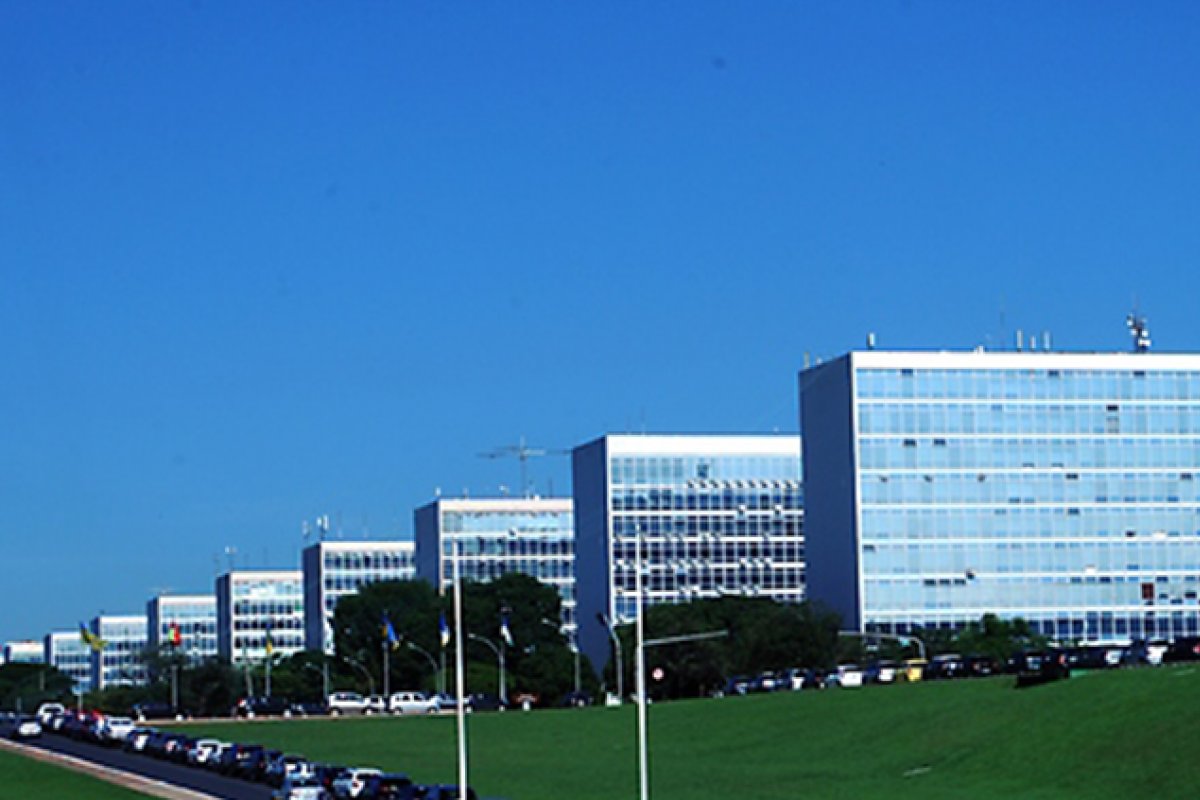 Levantamento revela que mais de 54 mil servidores públicos administram empresas privadas