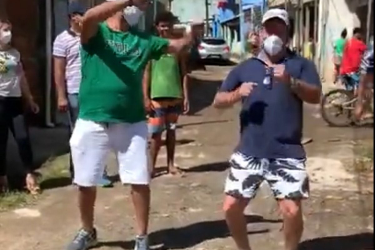 Com 141 mortes por Covid-19, prefeito de Ilhéus aparece dançando após decreto de luto