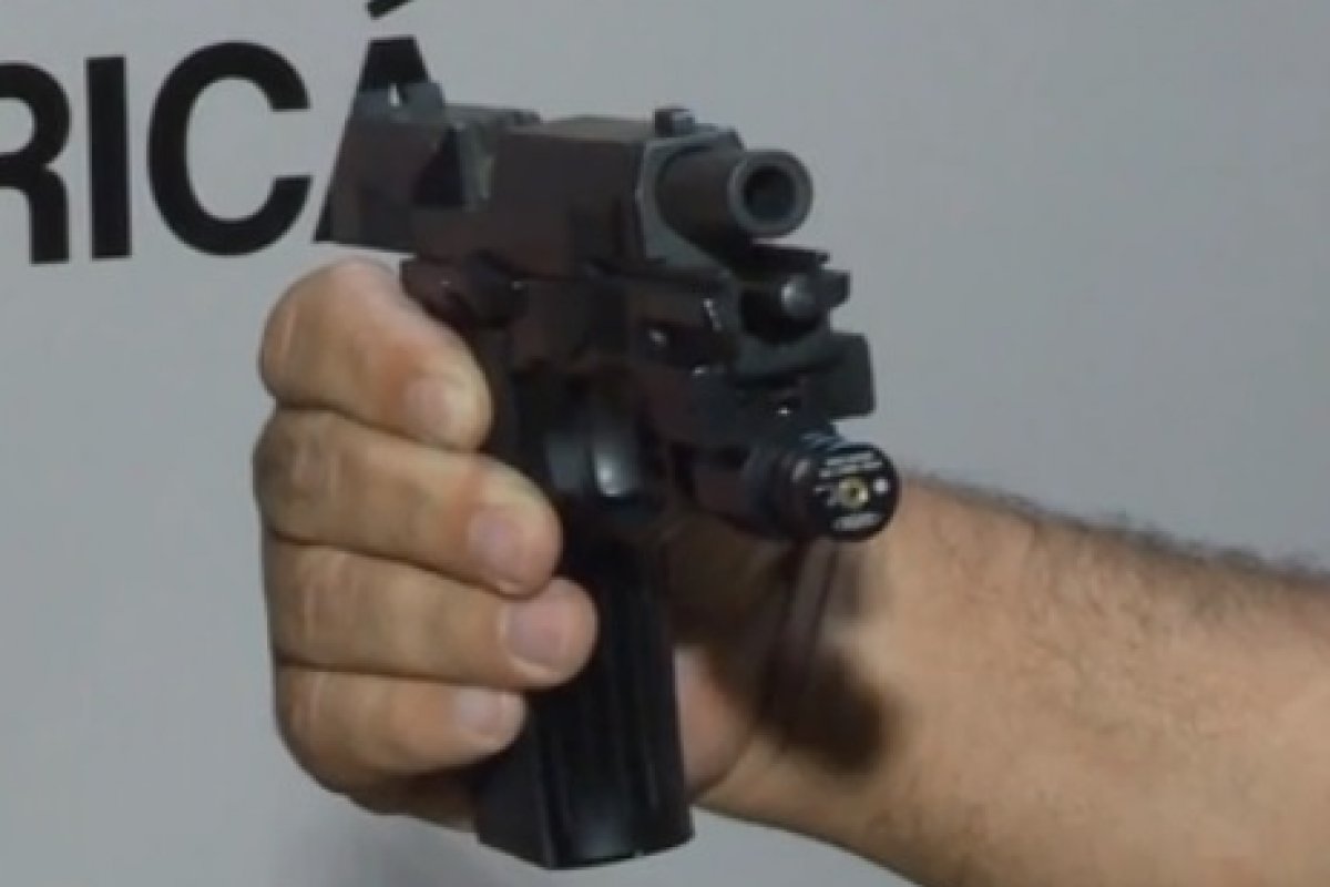 Perícia confirma que arma encontrada na casa de Flordelis foi usada para matar pastor