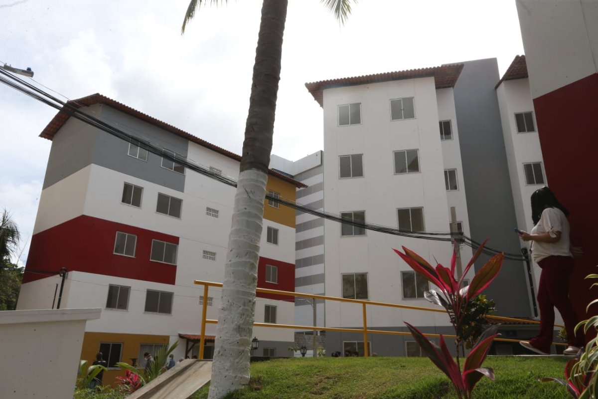 Governo entrega moradias para famílias de baixa renda no bairro de Costa Azul, em Salvador