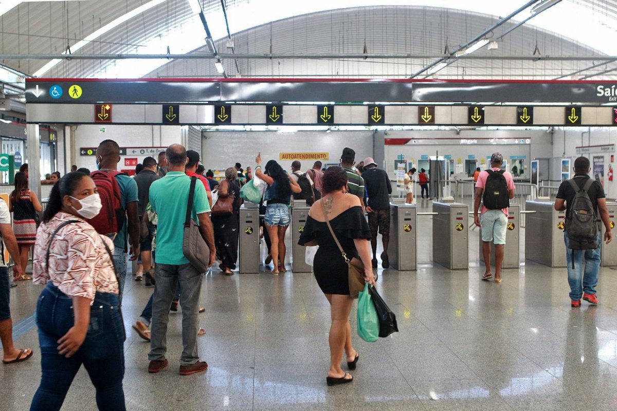 Mais de mil pessoas foram identificadas com sintomas da covid-19 nas estações de metrô de Salvador
