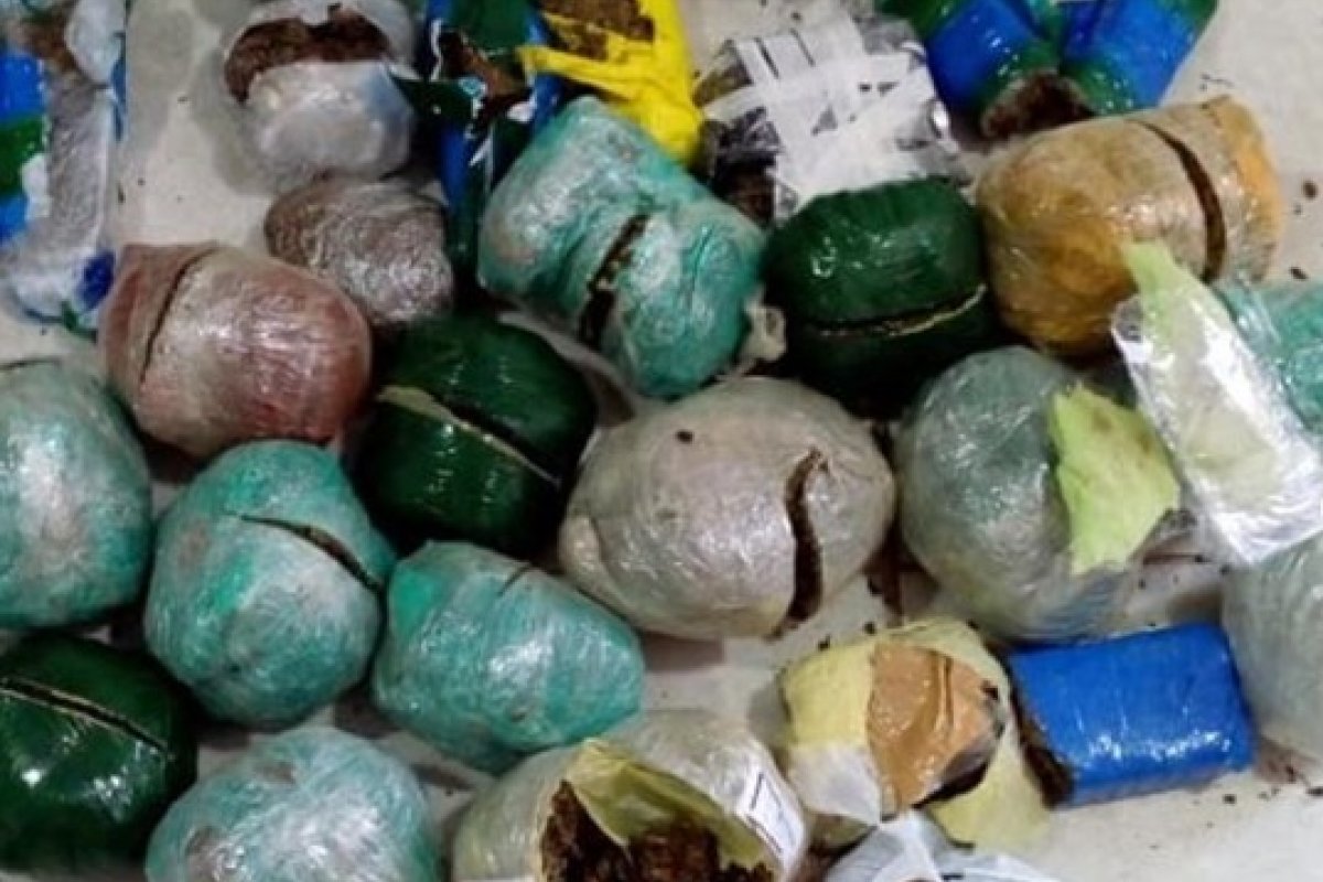 Polícia apreende drogas e equipamentos que seriam jogados para dentro do presídio da Mata Escura