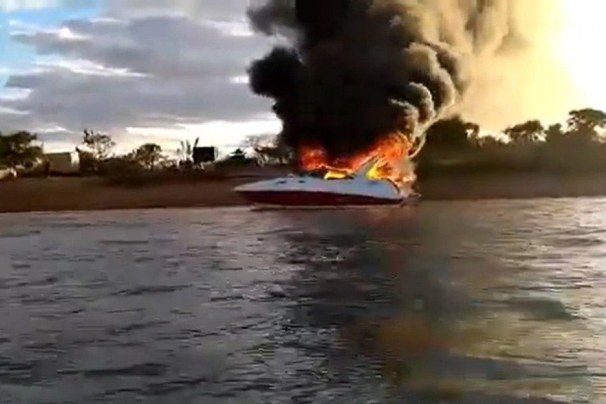 Lancha de luxo pega fogo e deixa uma pessoa ferida