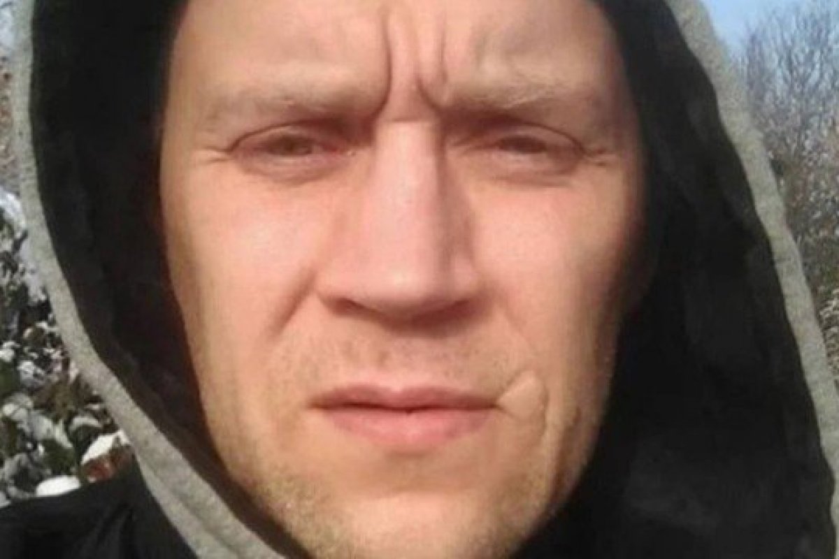 Homem dado como "morto" é encontrado em uma floresta na Inglaterra